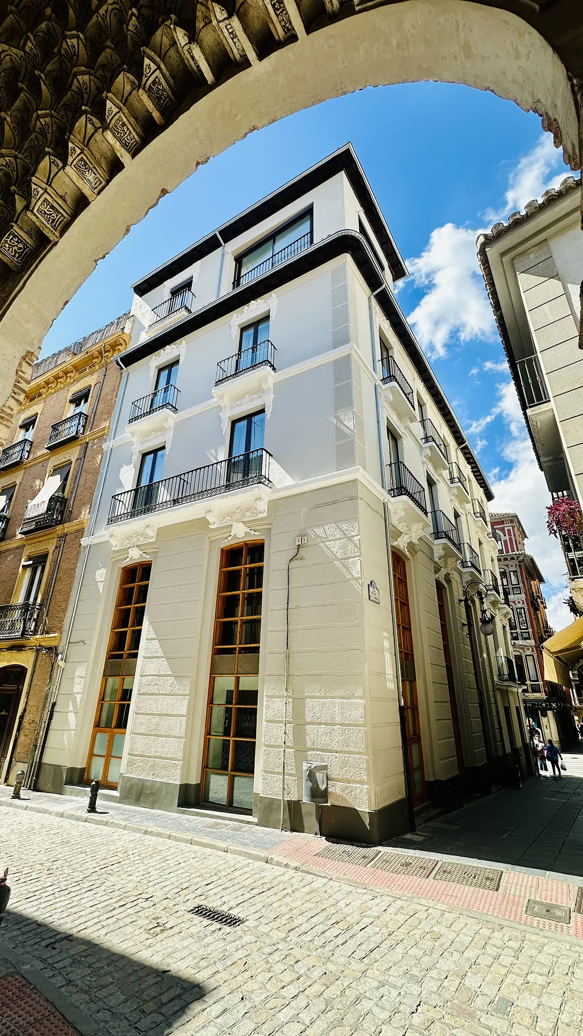 Arco y fachada de Luxury hotel boutique Good Game Corral del Carbon alojamiento vacacional en el centro de Granada