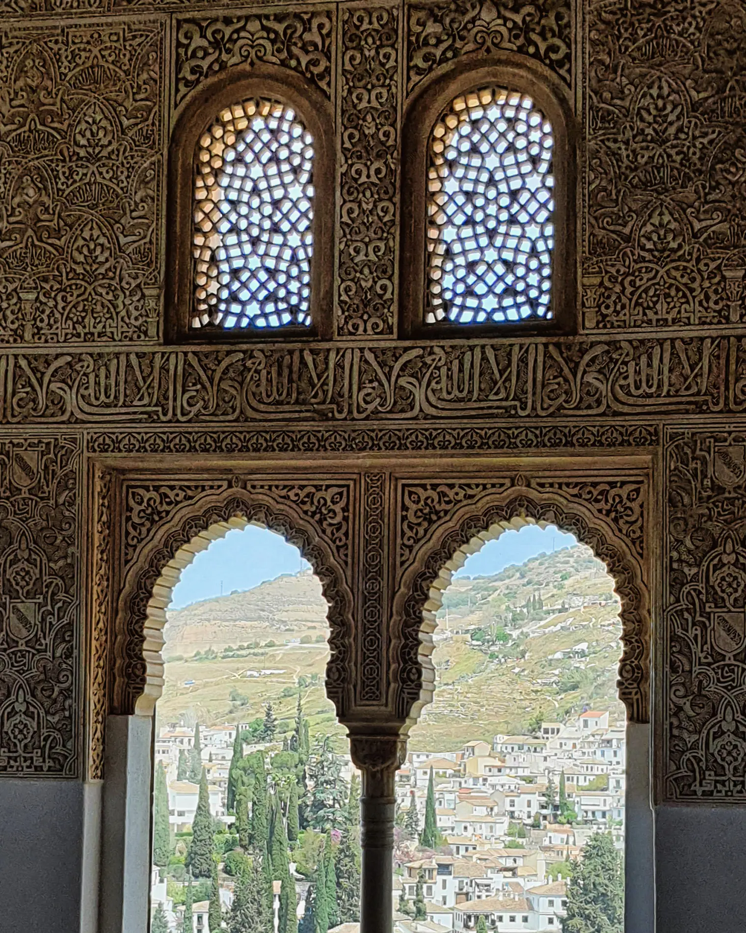 Arquitectura árabe tradicional en Granada cerca del hotel boutique Good Game Corral del Carbon