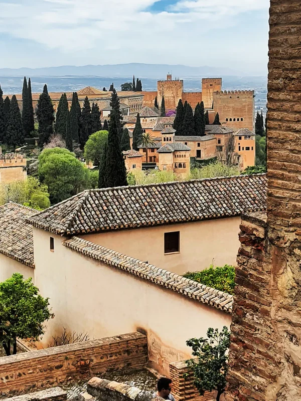 Arcos moriscos en la Alhambra de Granada cerca del hotel boutique Good Game Corral del Carbón