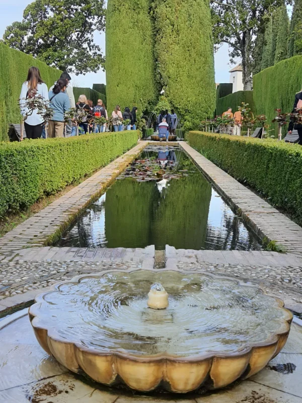 Turistas fuente y jardin del Alhambra Good Game Corral del Carbon alojamiento vacacional en el centro de Granada